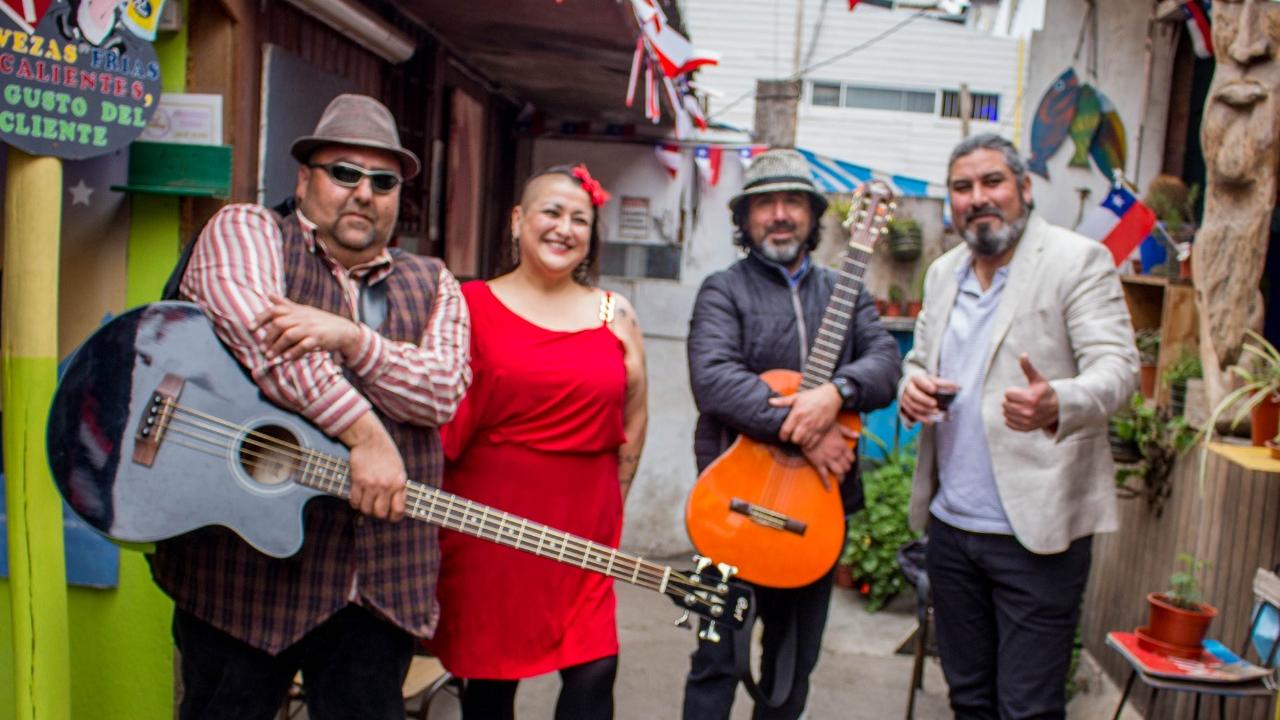 Susurro Porteño, la agrupación musical dedicada al rescate del jazz guachaca, boleros y valses, clásicos de la historia musical del puerto de San Antonio.