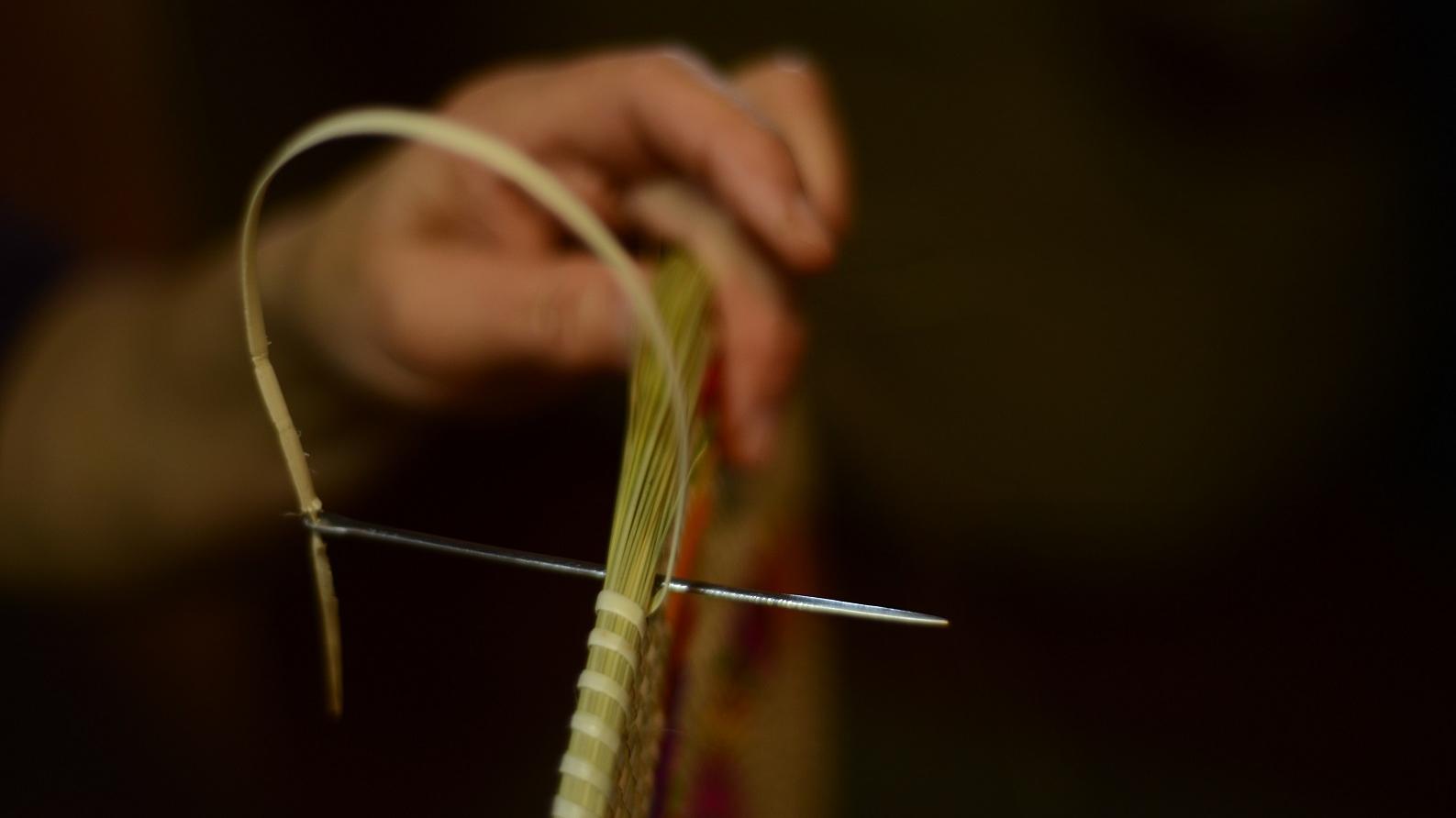 Técnicas y saberes asociados a la cestería de coirón y chupón en Hualqui- aguja- Fotografía Manuel Morales
