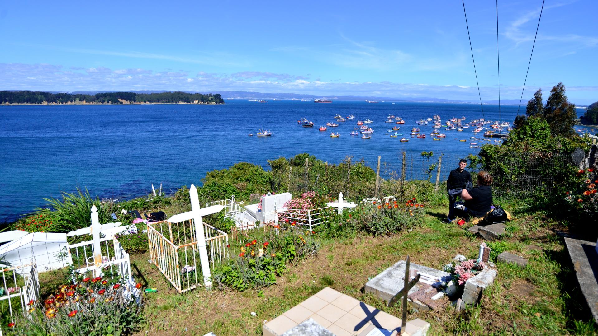 Cementerio simbólico en Caleta Tumbes