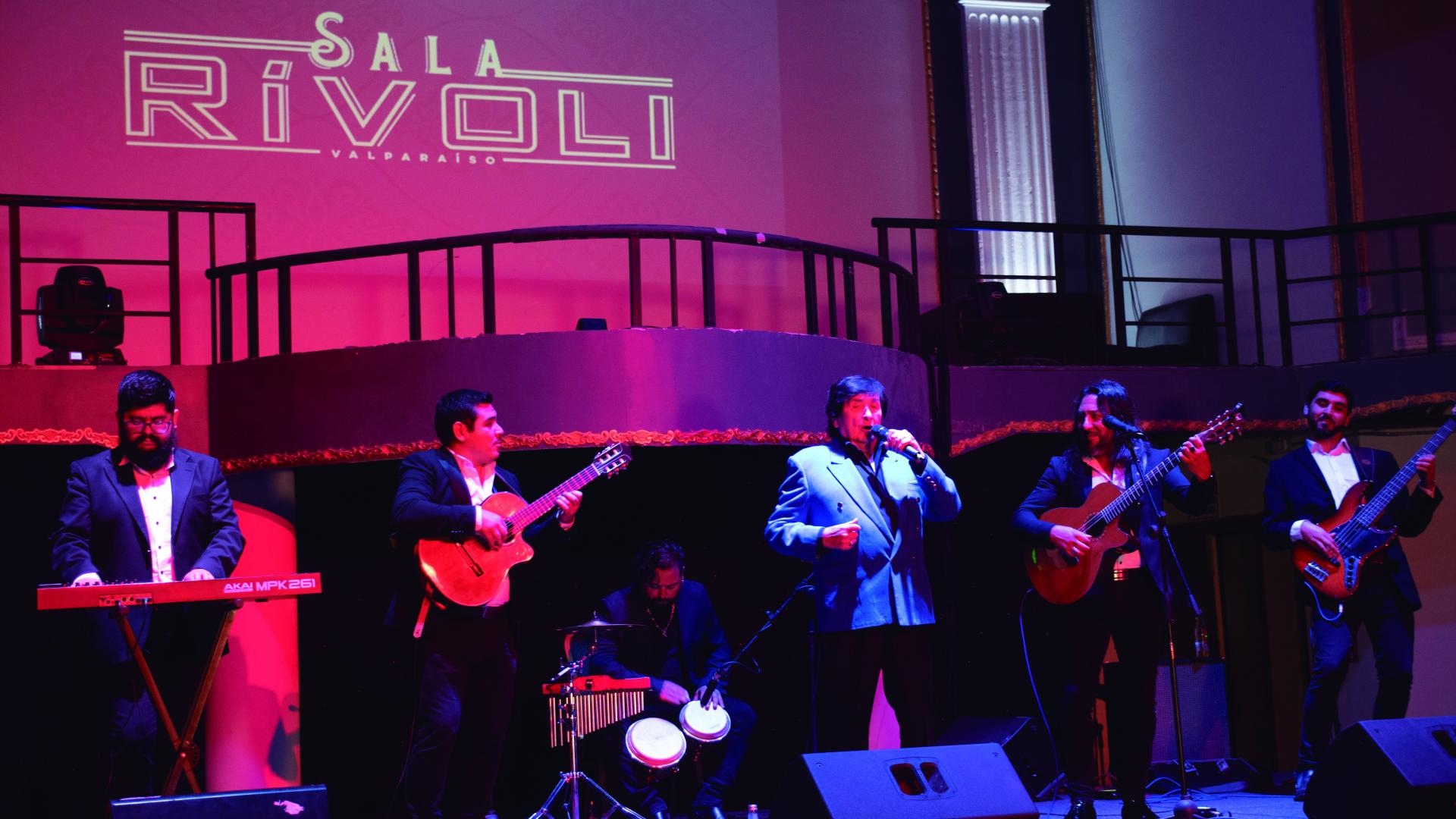 Concierto Luis Alberto Martínez, THV, acompañado por la banda “Los Cantineros”, Sala Rívoli, Valparaíso, 18.01.24 Fotógrafa Susana Villar