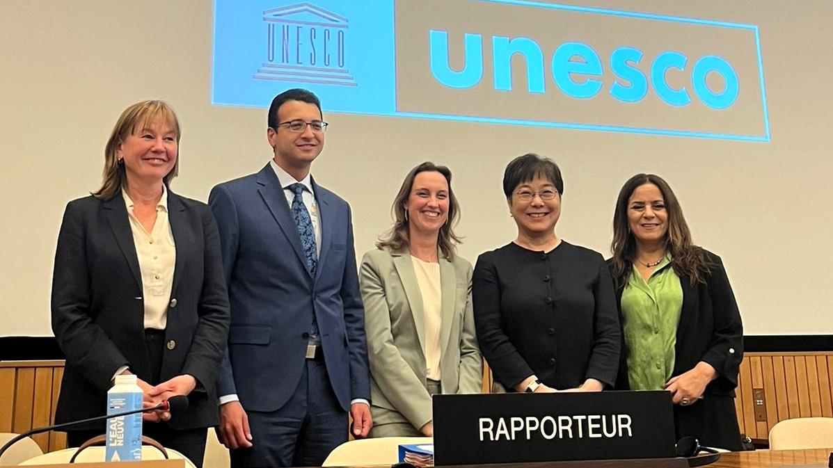 Directora Serpat junto a otros representantes en Octava Reunión de Estados Parte de la Convención Unesco 1970 realizada en París