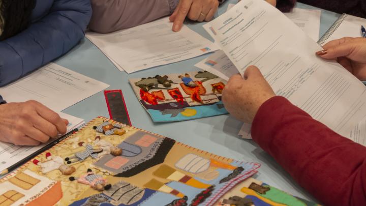 ArpillerIstas trabajando en el "Reporte de condición" de las arpilleras (Ledezma, L. 2026. Archivo CNCR).