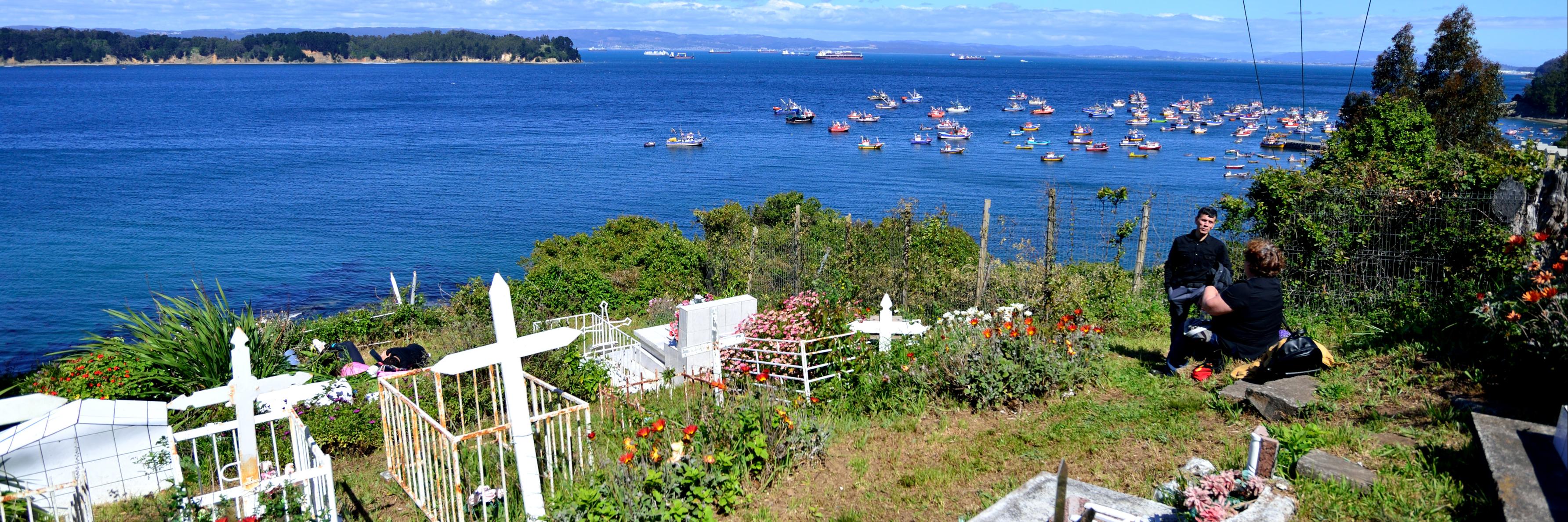Cementerio simbólico en Caleta Tumbes