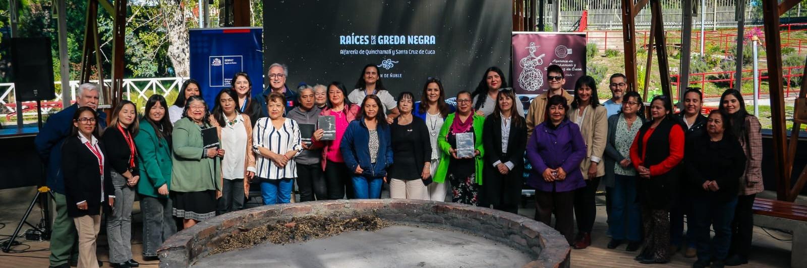 Autoridades y representantes culturales en el lanzamiento del libro "Raíces de la Greda Negra. Alfarería de Quinchamalí y Santa Cruz de Cuca"