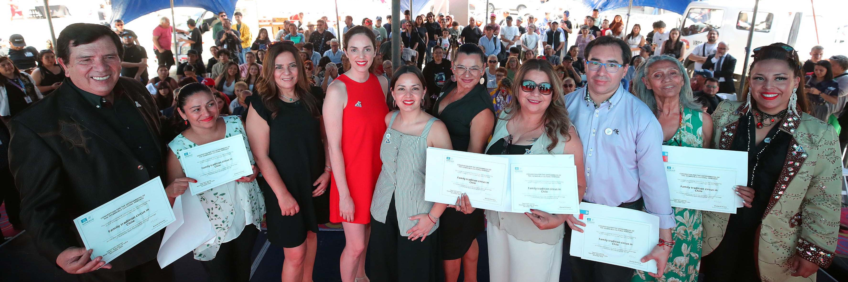 Autoridades de cultura y representantes del circo 