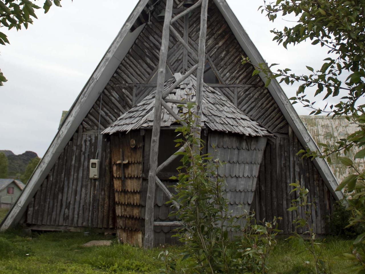 Iglesia Revestida de tejuelas, sector Puyuhuapi, Aysén, 13.12.24. Fotógrafo Joel Martínez