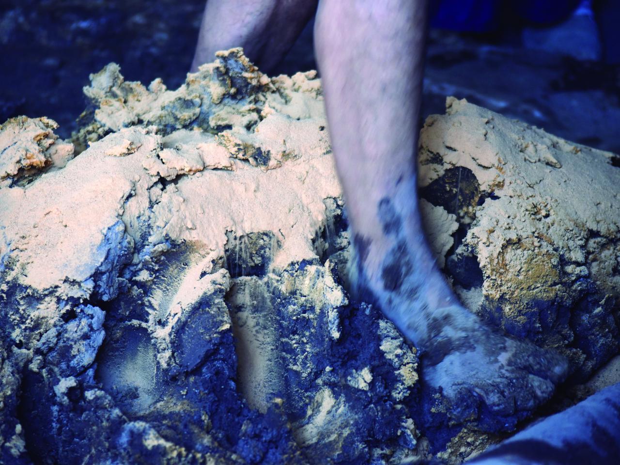 Proceso de pisado de materia prima para creación de obras. Quinchamalí, 31.1.24. Fotógrafa Susana Villar