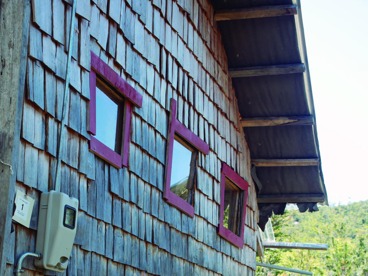 Detalles de casa de Caleta tortel, revestida de tejuelas, 9.02.24, Fotógrafa Susana Villar