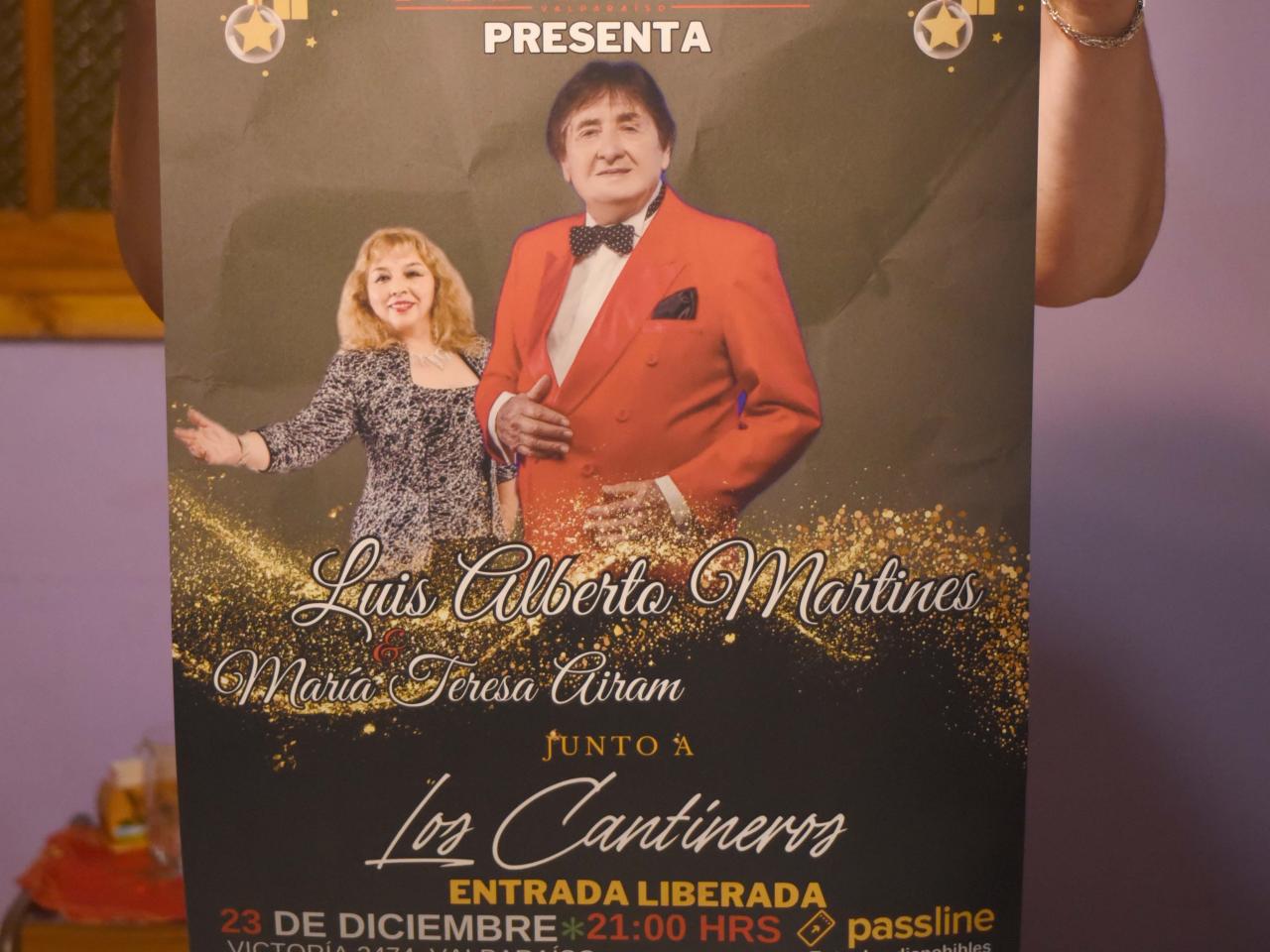 María Teresa Airam (María Teresa Ibaceta Villalobos), mostrando Cartel de última presentación junto a Luis Alberto Martínez, THV, Valparaíso, 15.01.24 Fotógrafa Susana Villar