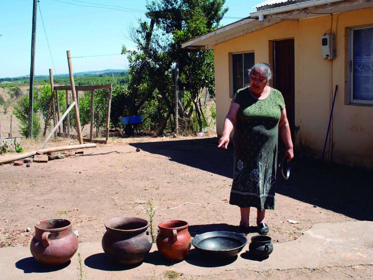 María Mónica Vielma Vielma, THV, mostrando las obras que conserva de sus ancestras,  Santa Cruz de la Cuca, 2.2.24. Fotógrafa Susana Villar