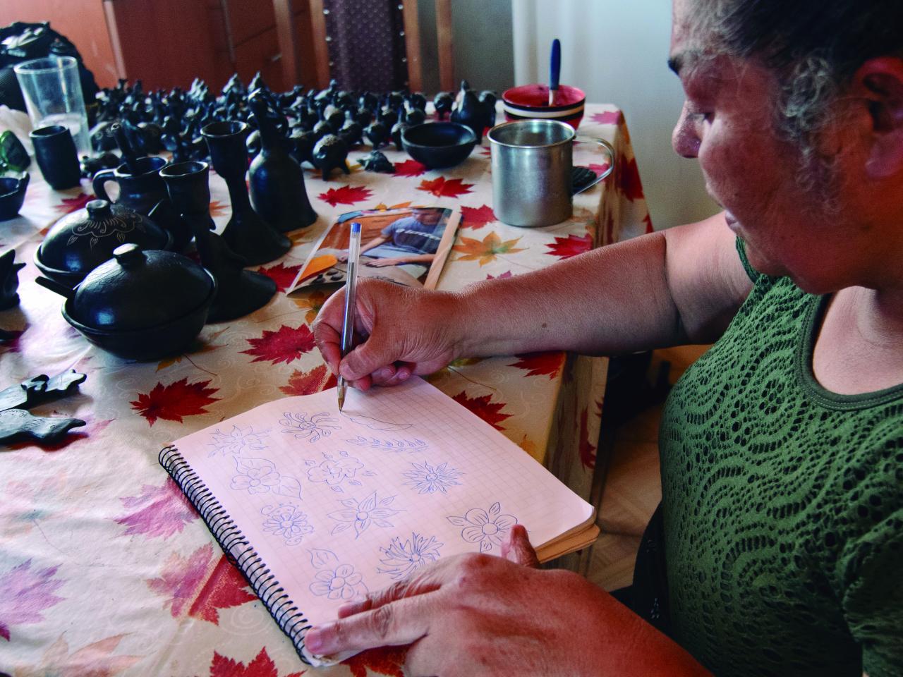María Mónica Vielma Vielma, “Pintas” de sus obras, Quinchamalí, 2.2.24. Fotógrafa Susana Villar