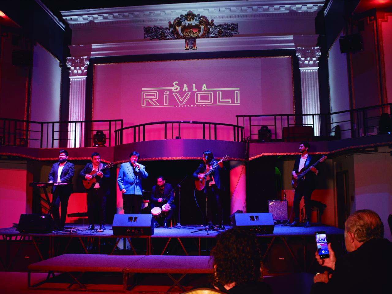 Concierto Luis Alberto Martínez, THV, acompañado por la banda “Los Cantineros”,Sala Rívoli, Valparaíso, 18.01.24 Fotógrafa Susana Villar