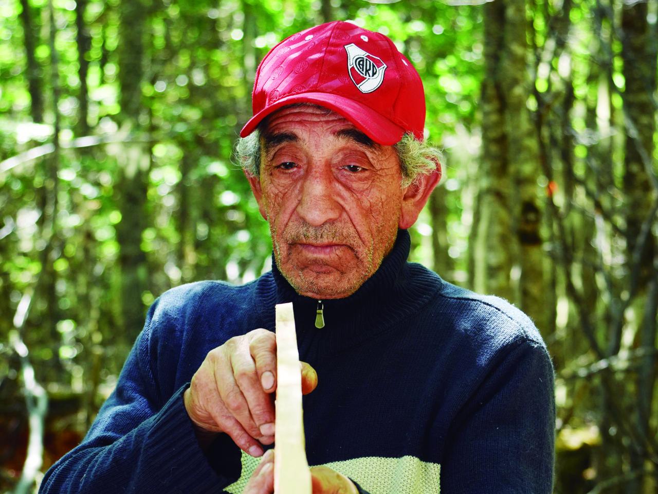 Proceso de Creación de Tejuelas por Crispín Castillo Castillo, THV, Bosque de Lengas Villa Ortega 12.2.24. Fotógrafa Susana Villar