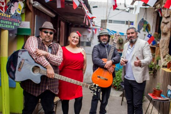 Susurro Porteño, la agrupación musical dedicada al rescate del jazz guachaca, boleros y valses, clásicos de la historia musical del puerto de San Antonio. 