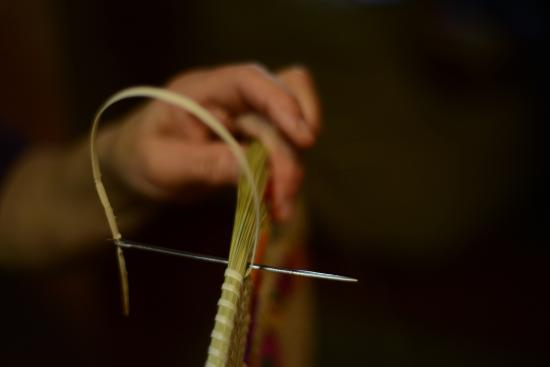 Técnicas y saberes asociados a la cestería de coirón y chupón en Hualqui- aguja- Fotografía Manuel Morales