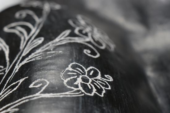 Dibujo de flor sobre cerámica negra