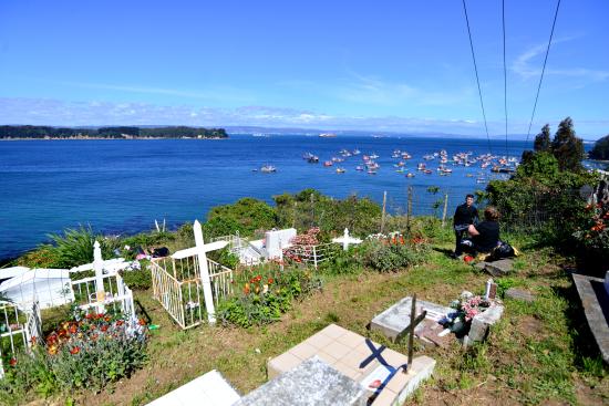 Cementerio simbólico en Caleta Tumbes