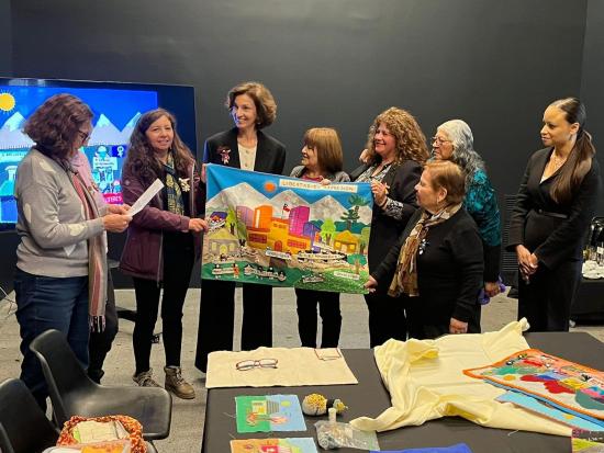 Arpilleristas junto a Audrey Azoulay, Directora General de la Unesco