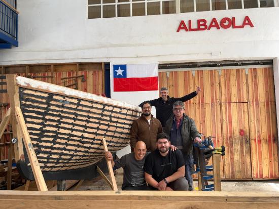 Parte de la delegación junto a La Chilota, embarcación en construcción