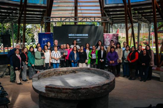 Autoridades y representantes culturales en el lanzamiento del libro "Raíces de la Greda Negra. Alfarería de Quinchamalí y Santa Cruz de Cuca"