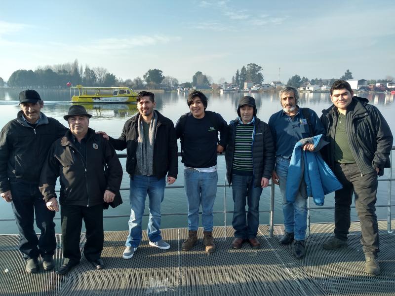 Cultores de carpintería de ribera y tejuelería de Los Ríos, Los Lagos, Aysén y Magallanes compartiendo en Valdivia, en junio de 2019 (SNPC- UACh) De izquierda a derecha: Víctor González, José Barrientos, Ricardo Vargas, Franco Díaz, Benito Villanueva, Bercio Cid y Hugo Almonacid.