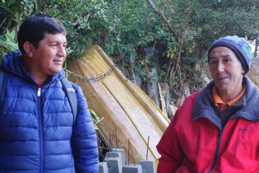 Don Ernesto Villanueva conversa con un integrante de la delegación de integrantes de comunidades indígenas de la costa de Corral, en el marco de la visita gestionada por SUBPO el Día del Patrimonio Cultural 2019