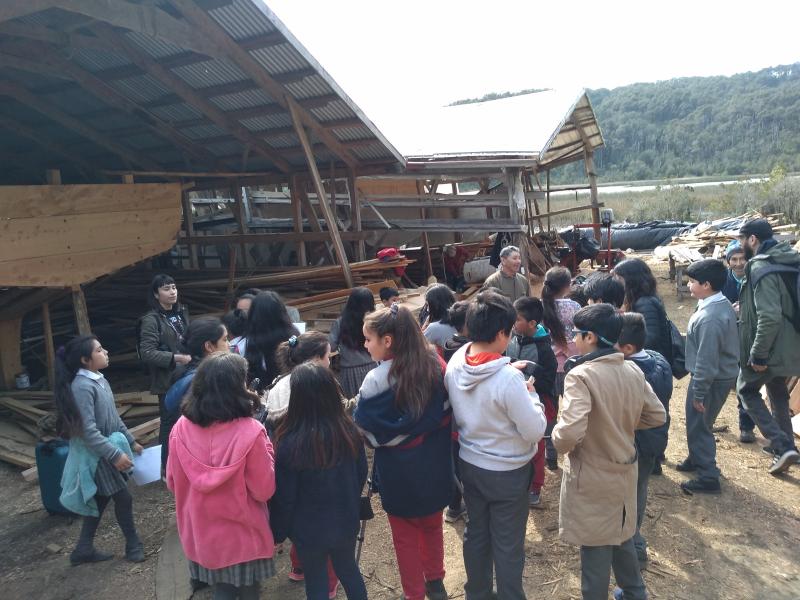 Los Hermanos Villanueva reciben a los niños y niñas de la Escuela Leonardo Da Vinci de Valdivia, integrantes del Laboratorio Creativo sobre Carpintería de Ribera gestionado por CeCrea y PCI. (Octubre 2019)
