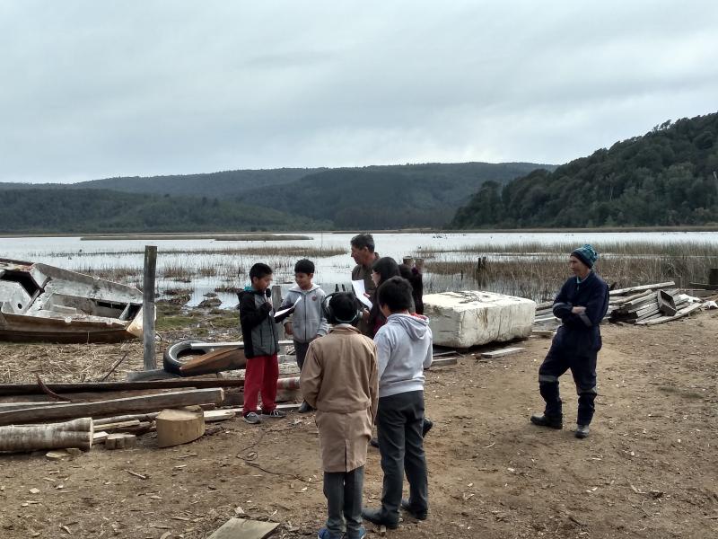 A orillas del río Cutipay, escolares de la Escuela Leonardo Da Vinci entrevistan a Benito y Ernesto Villanueva, en el marco de un Laboratorio Creativo CeCrea (octubre 2019)
