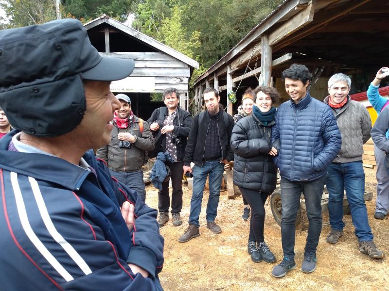 Don Benito Villanueva recibiendo a la delegación que cursó el taller Portadores de Tradición, centrado en el acercamiento al oficio de los carpinteros de ribera de Cutipay. Octubre de 2019.