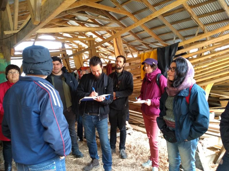 Don Benito Villanueva facilitando el taller Portadores de Tradición, centrado en el acercamiento al oficio de los carpinteros de ribera de Cutipay. Octubre de 2019