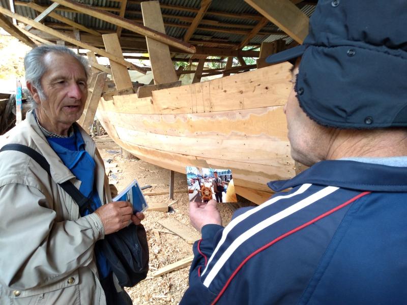 Don Benito Villanueva conversa con Don Renato Jara, antiguo residente de Valdivia, sobreviviente del terremoto de 1960 y apasionado de la navegación. En el marco del Taller Portadores de Tradición 2019.
