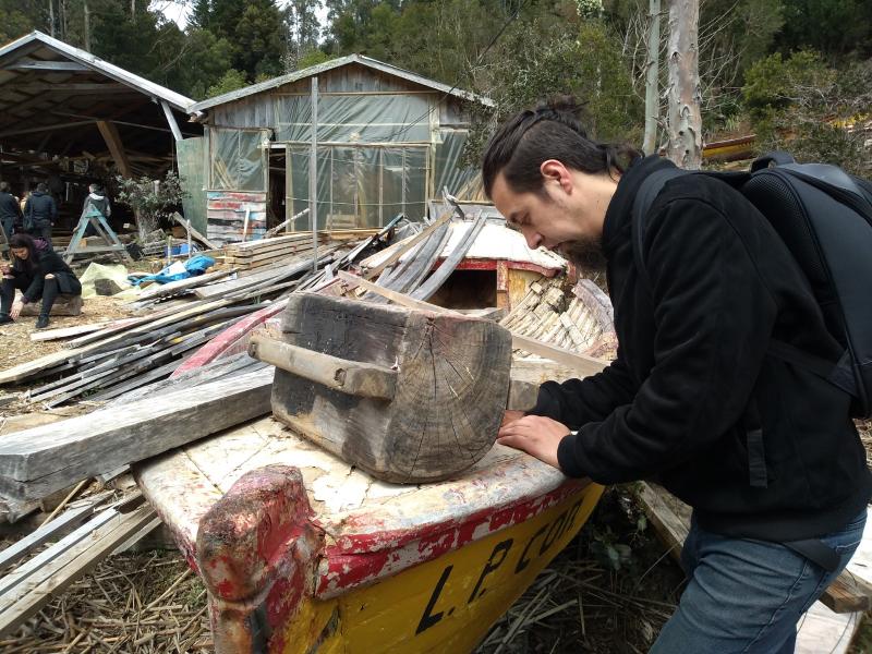 Un aplicado estudiante haciendo bosquejos de las piezas y herramientas de trabajo usadas por los hermanos Villanueva, en el astillero de Cutipay. Taller Portadores de Tradición 2019