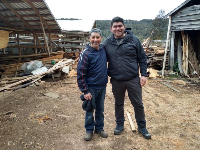 Don Benito Villanueva junto a su colega Hugo Almonacid, joven cultor perteneciente a una larga tradición de carpinteros de ribera de la Región de Los Lagos.