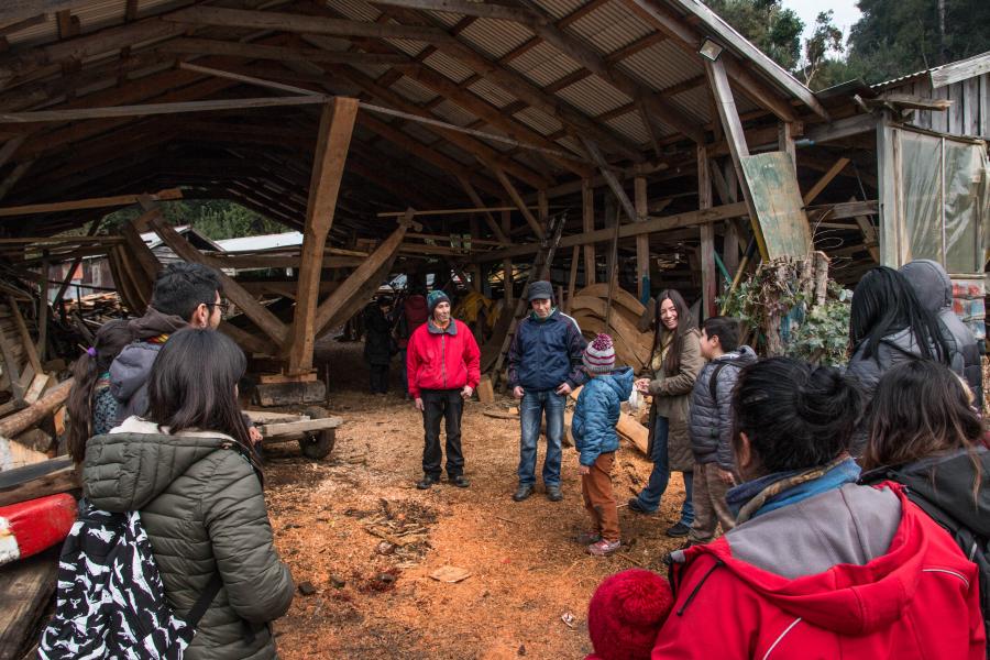 Ernesto y Benito Villanueva brindando acogida a delegación de niñas y niños de la localidad de Pishuinco acompañados de apoderadas y de facilitadores de CeCrea Valdivia (Día del Patrimonio Cultural 2019)
