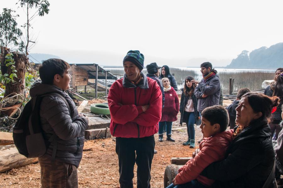 Don Ernesto Villanueva comparte con niños y familiares de la localidad de Pishuinco, en el astillero de Cutipay (Día del Patrimonio 2019, delegación organizada junto a CeCrea Valdivia)