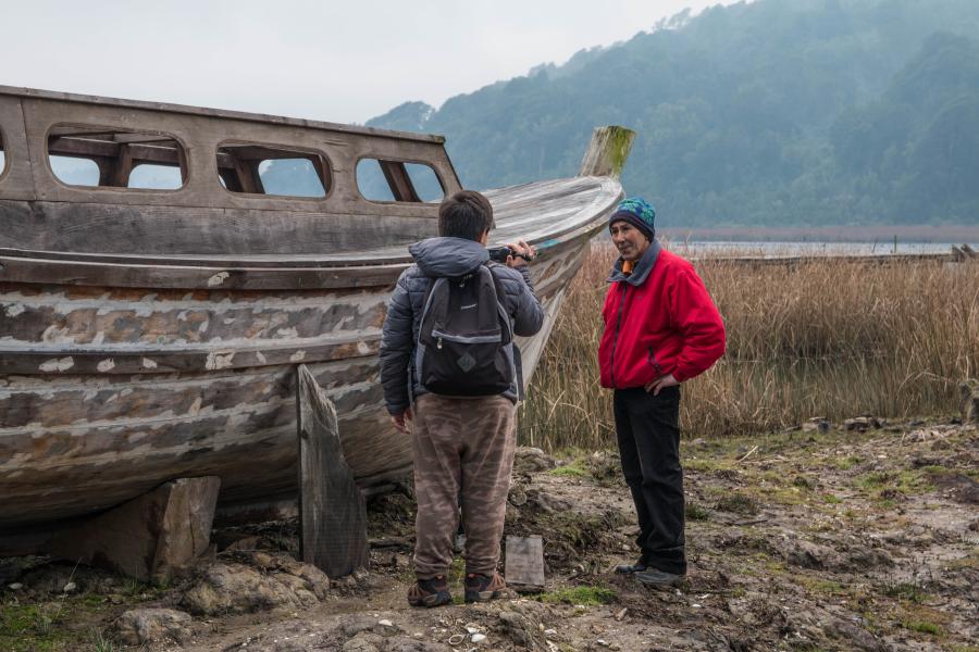 Don Ernesto Villanueva responde preguntas de un joven reportero de quinto año de la escuela rural de Pishuinco, integrante de la delegación gestionada por CeCrea y Valdivia, junto a PCI, en el marco del Día del Patrimonio Cultural 2019