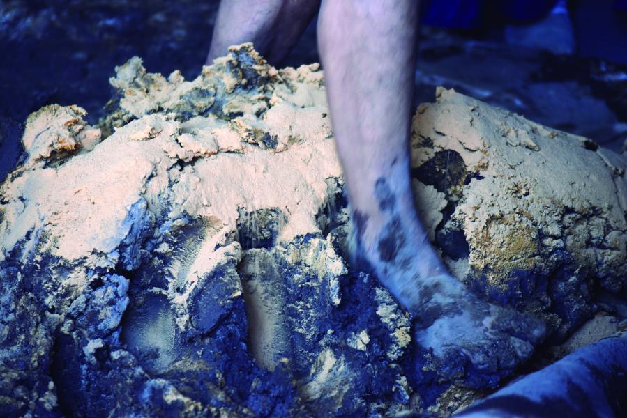 Proceso de pisado de materia prima para creación de obras. Quinchamalí, 31.1.24. Fotógrafa Susana Villar