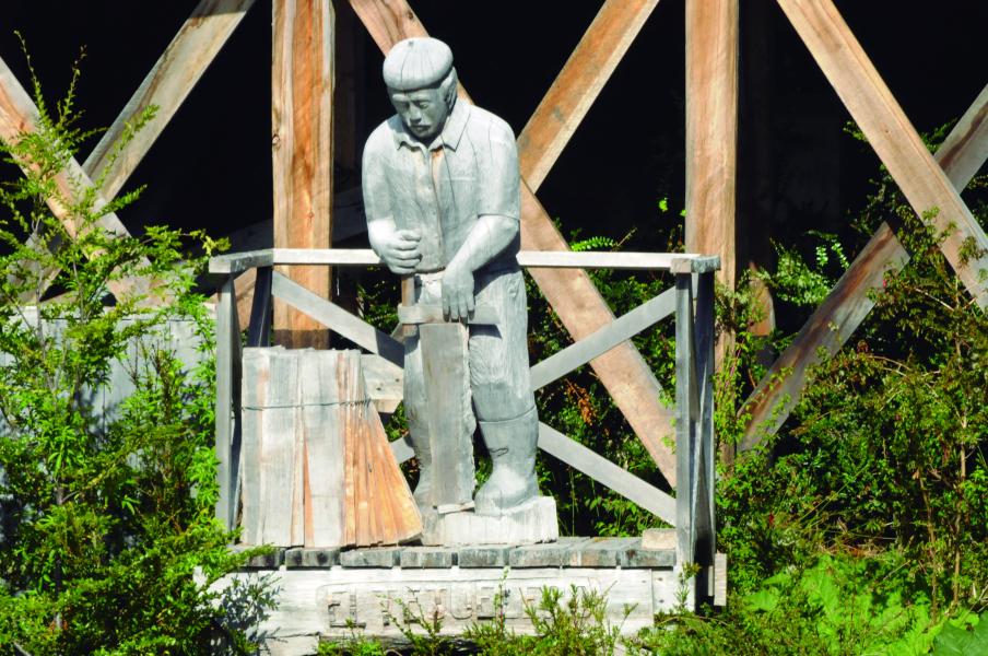 Escultura en honor al tejuelero ubicado en el frontis del Centro Cultural de Caleta Tortel, creado por Olegario Hernández Yefe, THV, 09.02.23 Fotógrafa Susana Villar