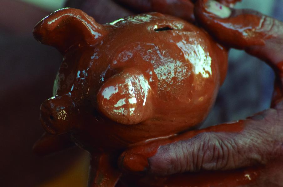 Proceso de creación de obra, _Chanchito de Quinchamalí de Laura Carrasco Figueroa,THV, Quinchamalí. 1.2.24. Fotógrafa. Susana Villar