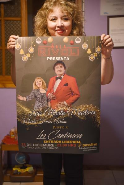 María Teresa Airam (María Teresa Ibaceta Villalobos), mostrando Cartel de última presentación junto a Luis Alberto Martínez, THV, Valparaíso, 15.01.24 Fotógrafa Susana Villar