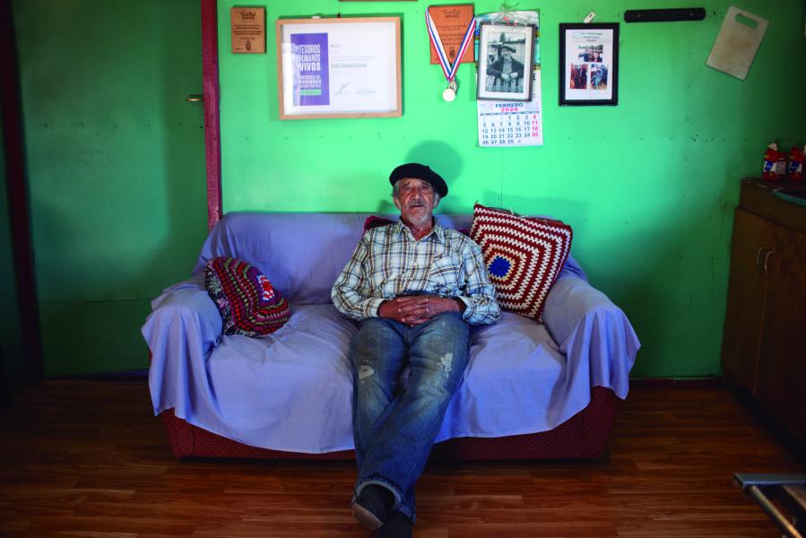 Retrato Aroldo Cardenas Cardenas, THV, Caleta Tortel, 9.2.24. Fotógrafa Susana Villar