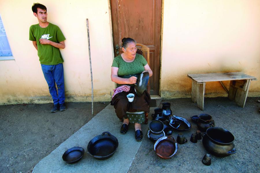 María Mónica Vielma Vielma e hijo en portal de su casa, Santa Cruz de Cuca,2.2.24. Fotógrafa Susana Villar