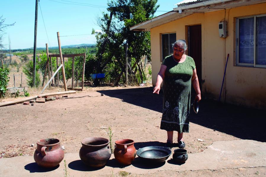 María Mónica Vielma Vielma, THV, mostrando las obras que conserva de sus ancestras,  Santa Cruz de la Cuca, 2.2.24. Fotógrafa Susana Villar