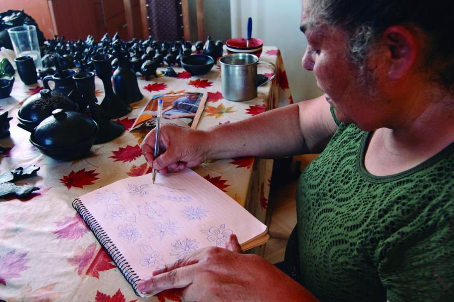 María Mónica Vielma Vielma, “Pintas” de sus obras, Quinchamalí, 2.2.24. Fotógrafa Susana Villar