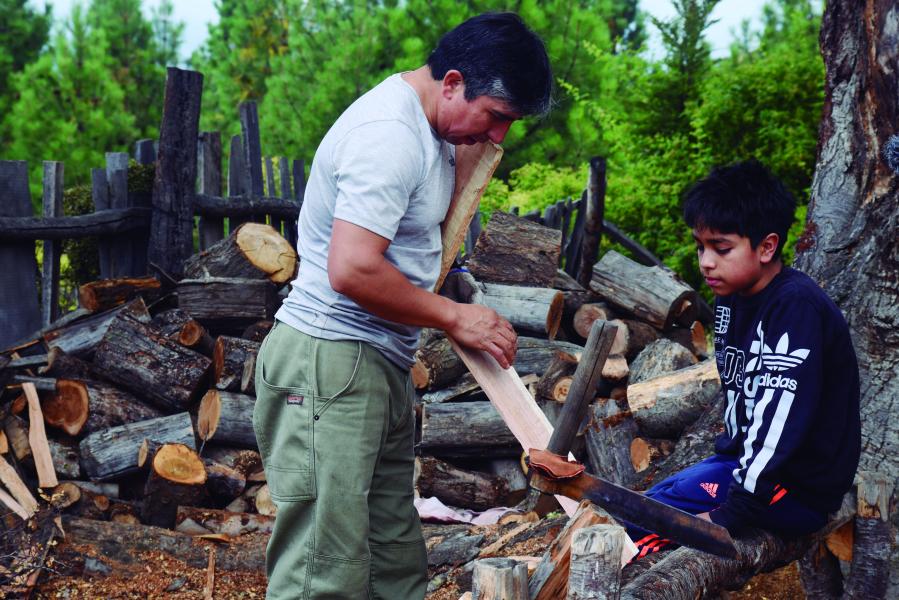 Proceso de creación de Tejuelas por Marcial Castillo Levicoy, THV, traspaso de oficio, Puerto Guadal, 11.2.24. Fotógrafa Susana Villar