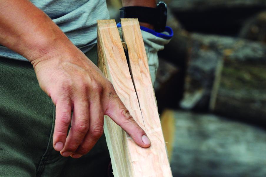 Proceso de creación de tejuelas por Marcial Castillo Levicoy, THV, Bosque de Lengas Puerto Guadal. 11.2.24. Fotógrafa Susana Villar
