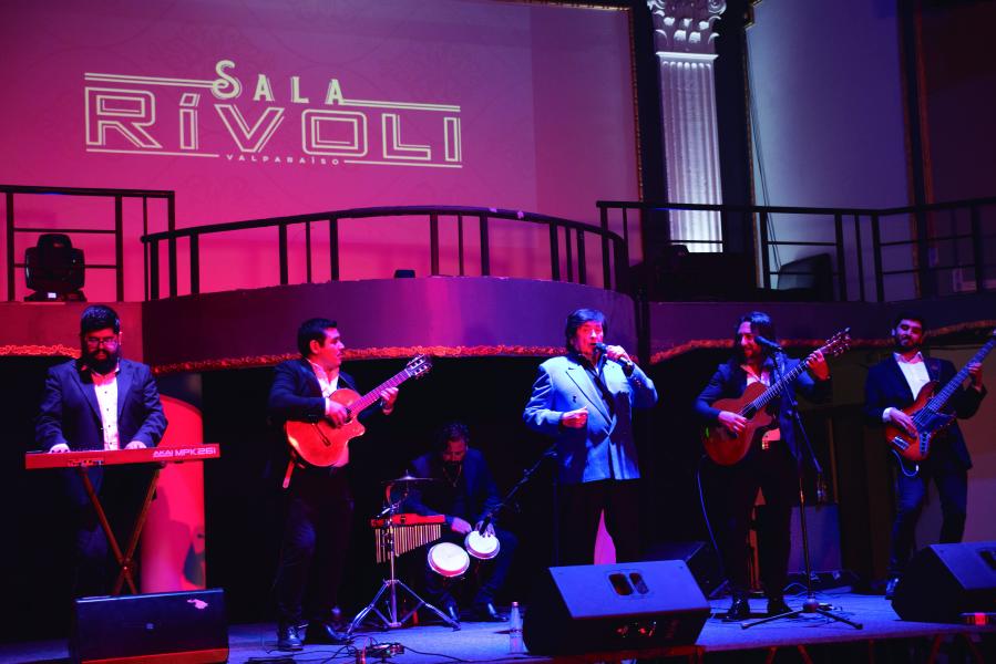 Concierto Luis Alberto Martínez, THV, acompañado por la banda “Los Cantineros&quot;, Sala Rívoli, Valparaíso, 18.01.24.Fotógrafa Susana Villar