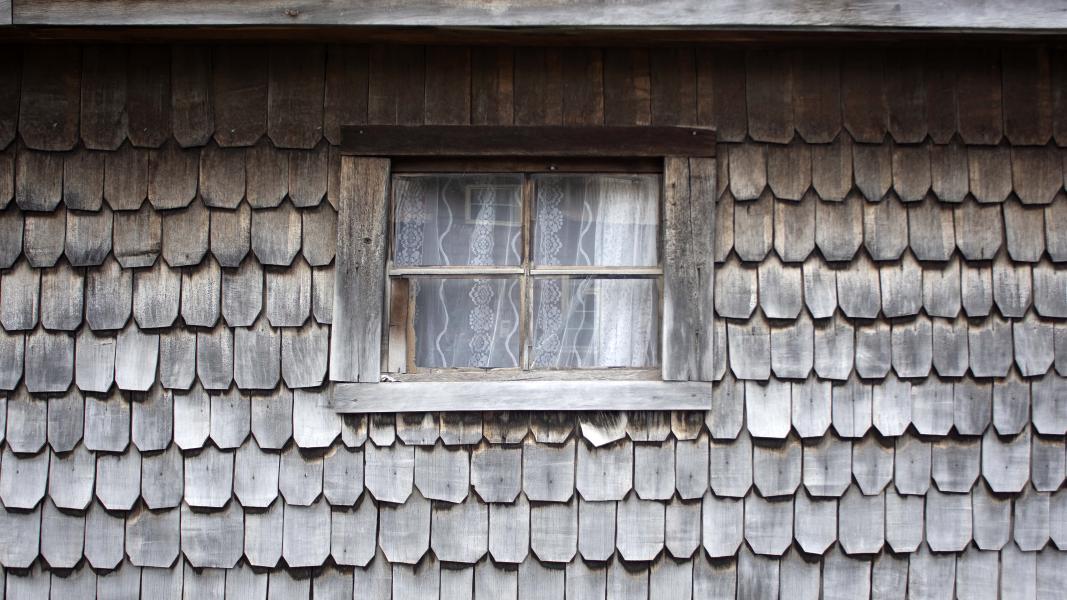 Casa Revestida de Tejuelas Sector Puyuhuapi, Aysén. 13.12.23. Fotógrafo Joel Martínez