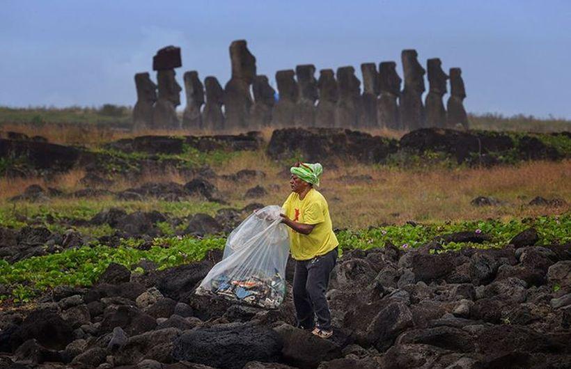 Mama Piru recogiendo basura en la zona de Tongariki. (Claudio Almarza/Oceana/Facebook)